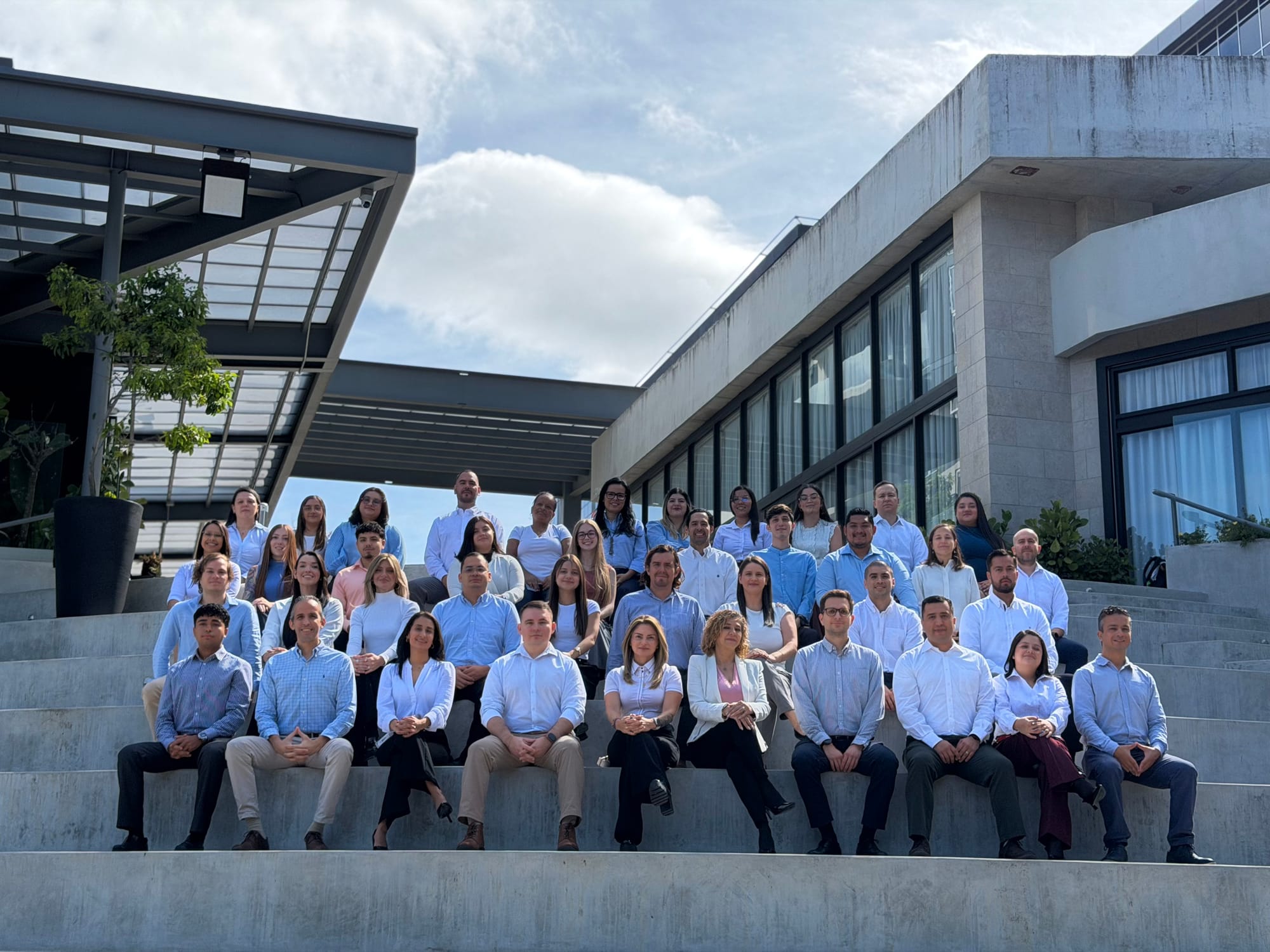 Equipo de Caribe Hospitality reunido en las instalaciones de la empresa